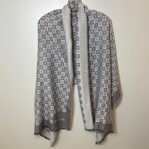 Beautiful Gray Patterned Scarf